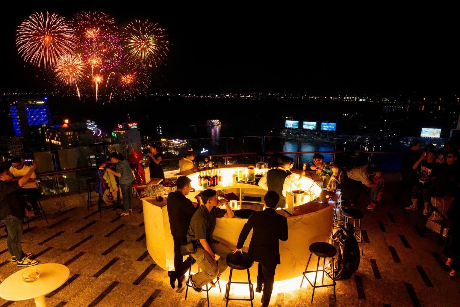 SKYONE Rooftop Bar – Chill Bar View Đẹp Tại Cần Thơ Về Đêm